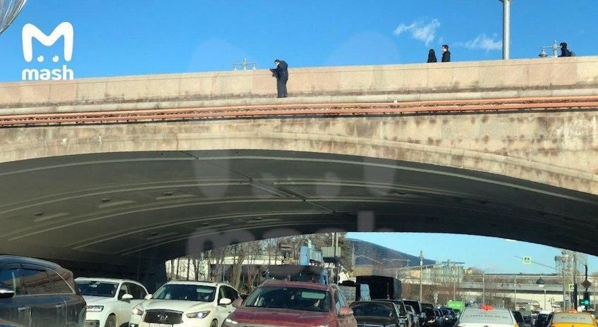 Он отошел в сторону. Большой Москворецкий мост. Троллейбус 109 врезался парапет моста. Москворецкая улица, между парящим и большим Москворецким мостами. На мосту перелез через перила.