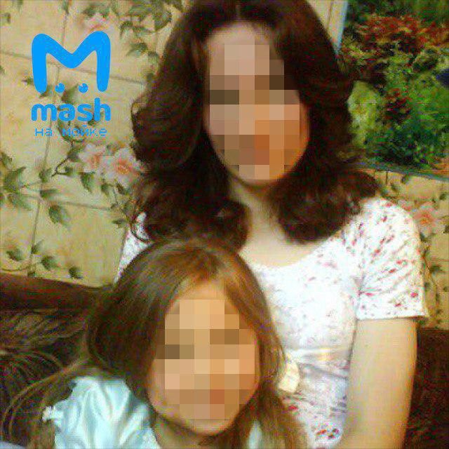 Несовершеннолетняя дочь. Женщина насиловала дочь. Женщина насиловала дочь. Держит девушку за волосы. Женщина насиловала дочь.