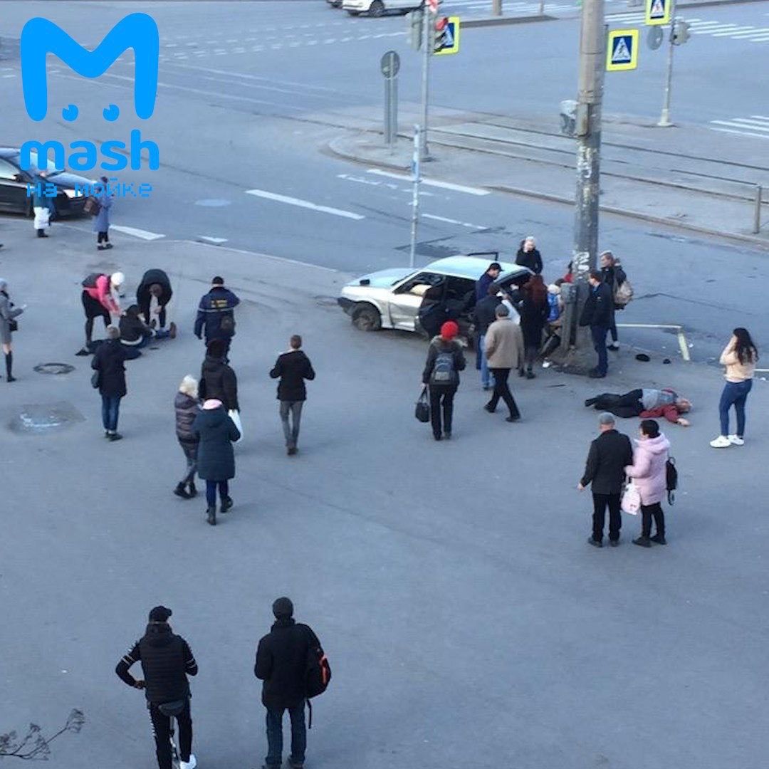 Сбила толпу людей. Авария человека сбила машина. ДТП на Дунайском проспекте.