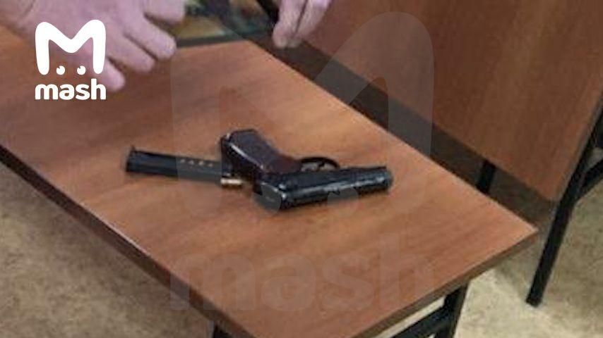 В новочеркасске застрелился. Застрелился из пистолета. Стример застрелился из револьвера. Застрелился топливным пистолетом.