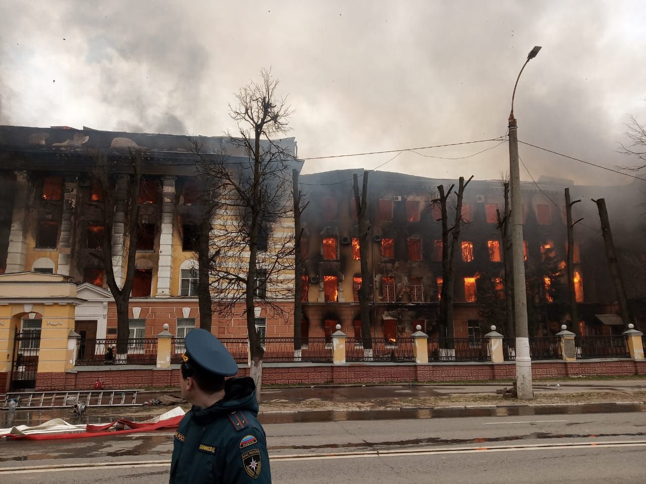 Пожар в здании известия. Пожар в ЦНИИ ВКС Тверь. Пожар в Твери НИИ Минобороны. ЦНИИ ВКО Тверь пожар. НИИ 2 Тверь пожар.