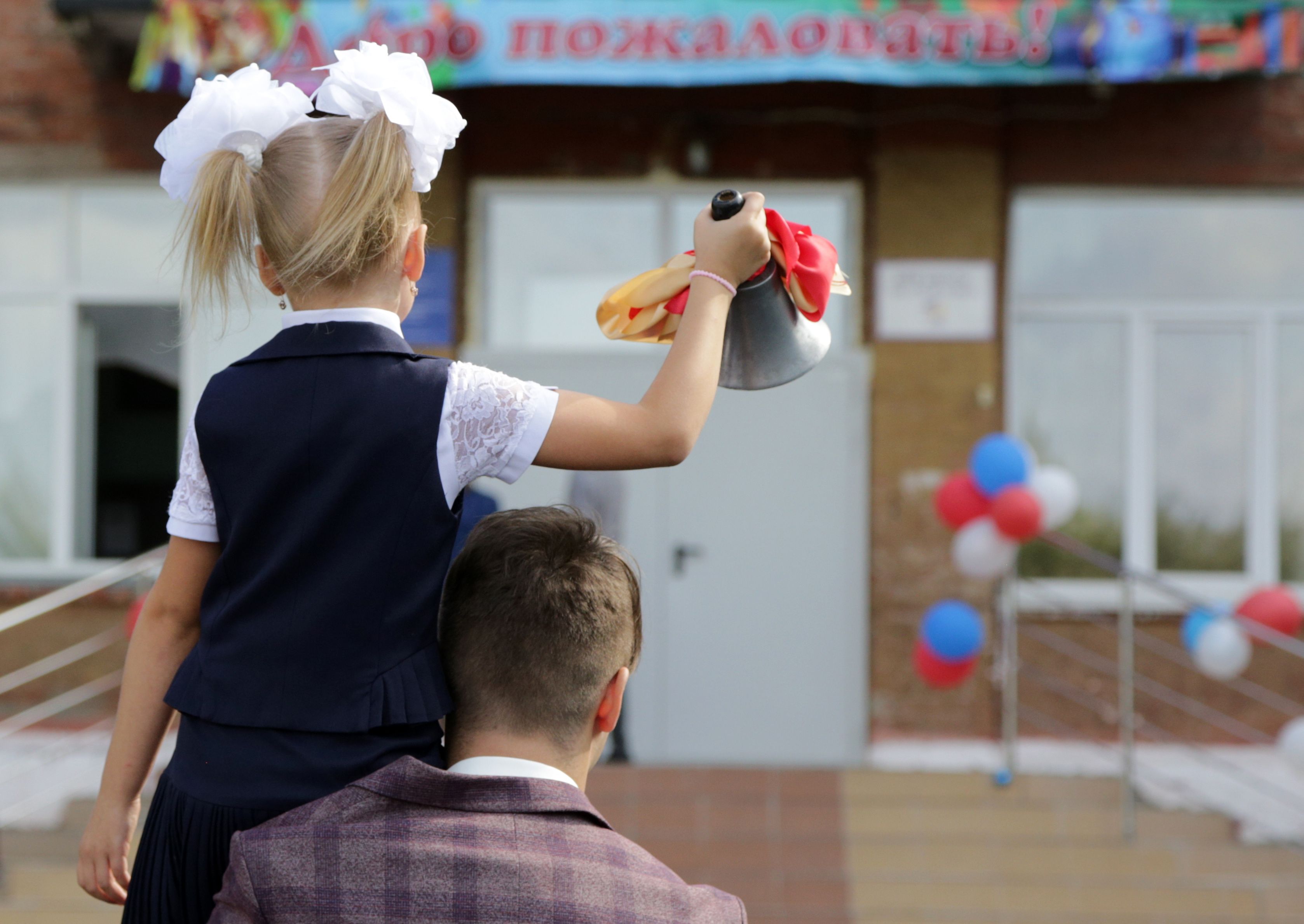 Родители в школе. Сбор в школу. Ученики в школе с телефоном. Сборы в школу.