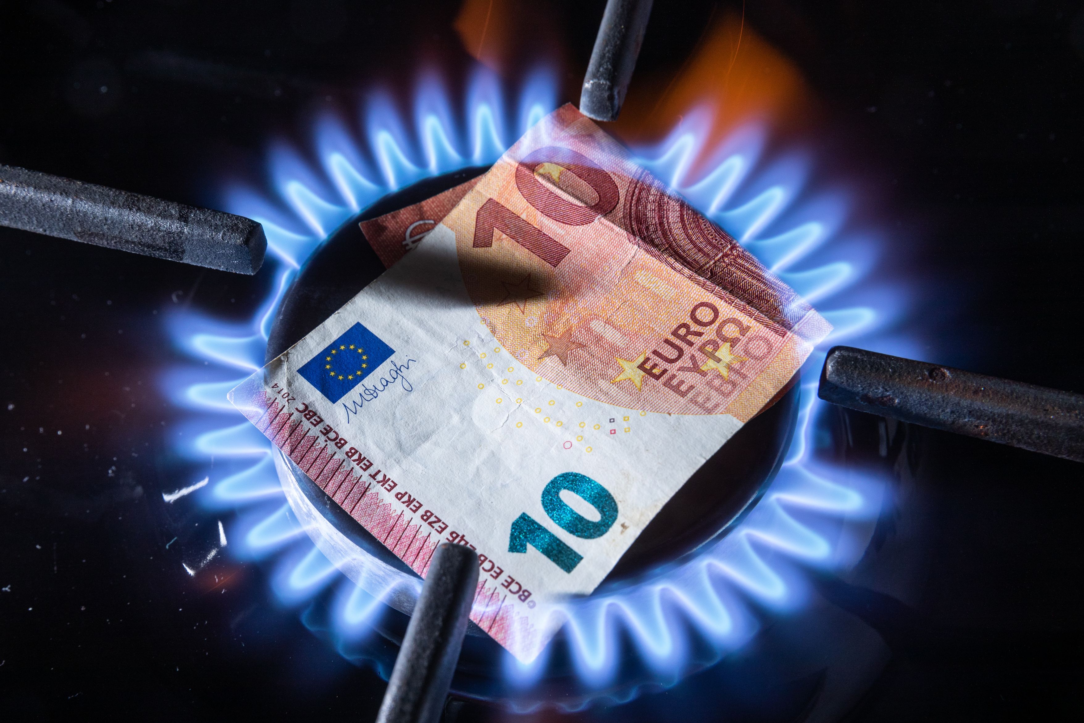 Газ доллары. 10 доллары муляж. Топить долларами. Газ в европе за 1000 кубометров. Цена на газ за 1000 кубометров в долларах.