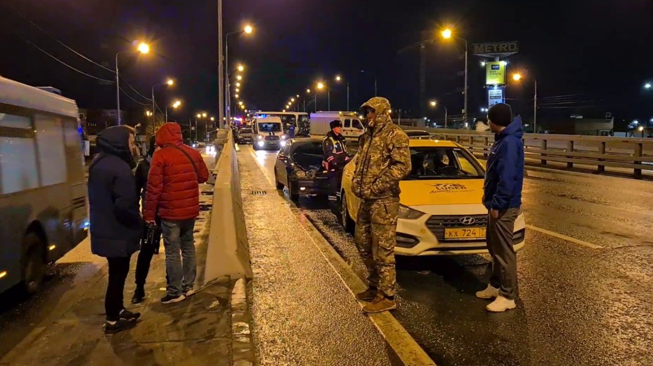 В Москве на Рябиновой улице столкнулись около 50 машин