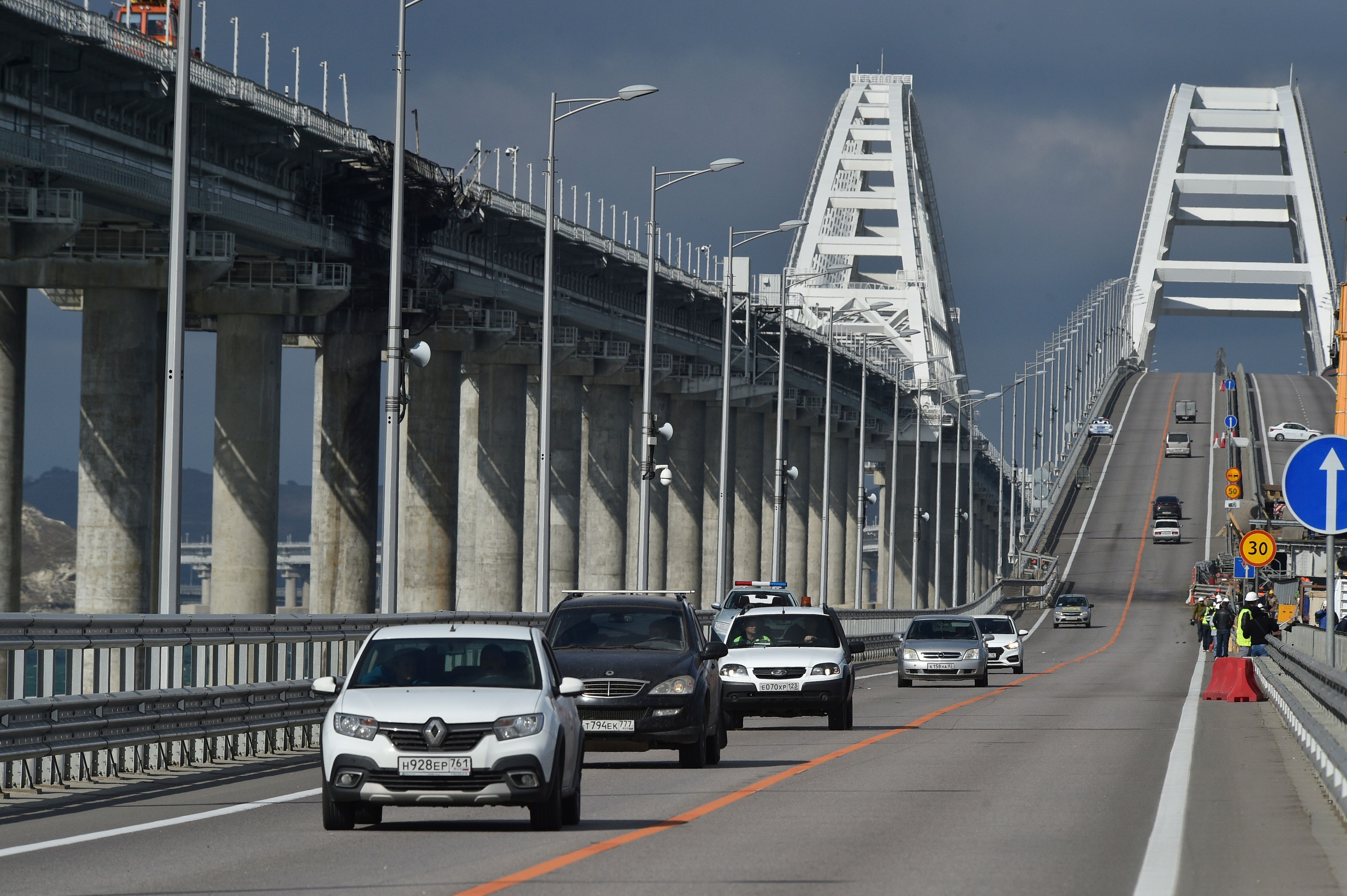 Москва крым на машине крымский мост. Крымский мост автомобильное движение. Крымский мост 2022. Движение по Крымскому мосту. Крымский мост 08.10.2022.