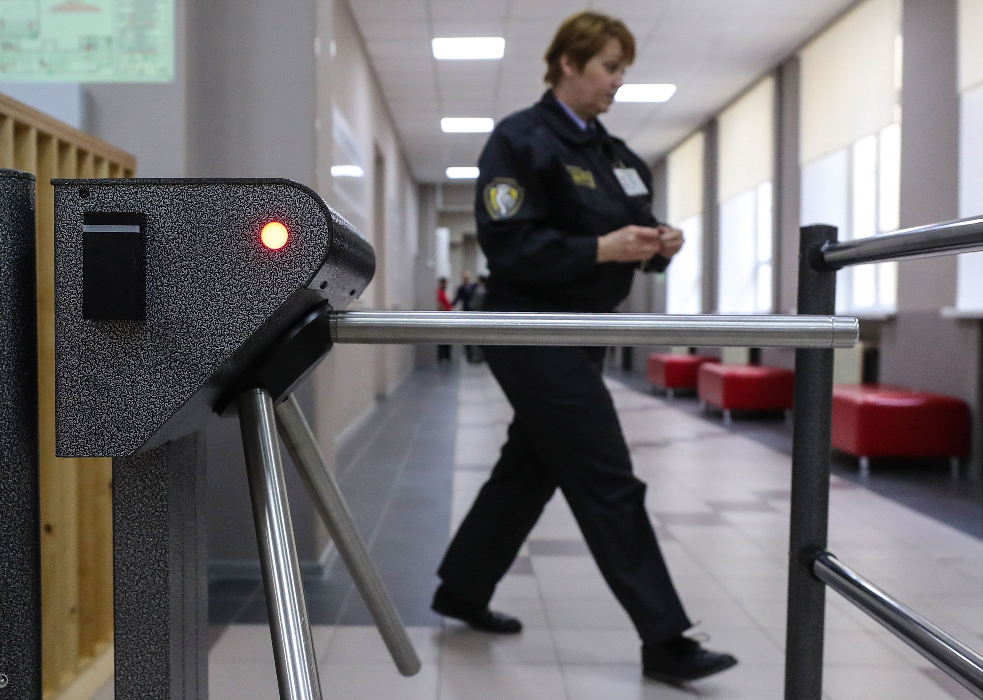 Охранник в школу вакансии москва. Турникеты в учебном заведении. Турникет пропускной режим. Турникеты в школе охрана. Турникет в школе.