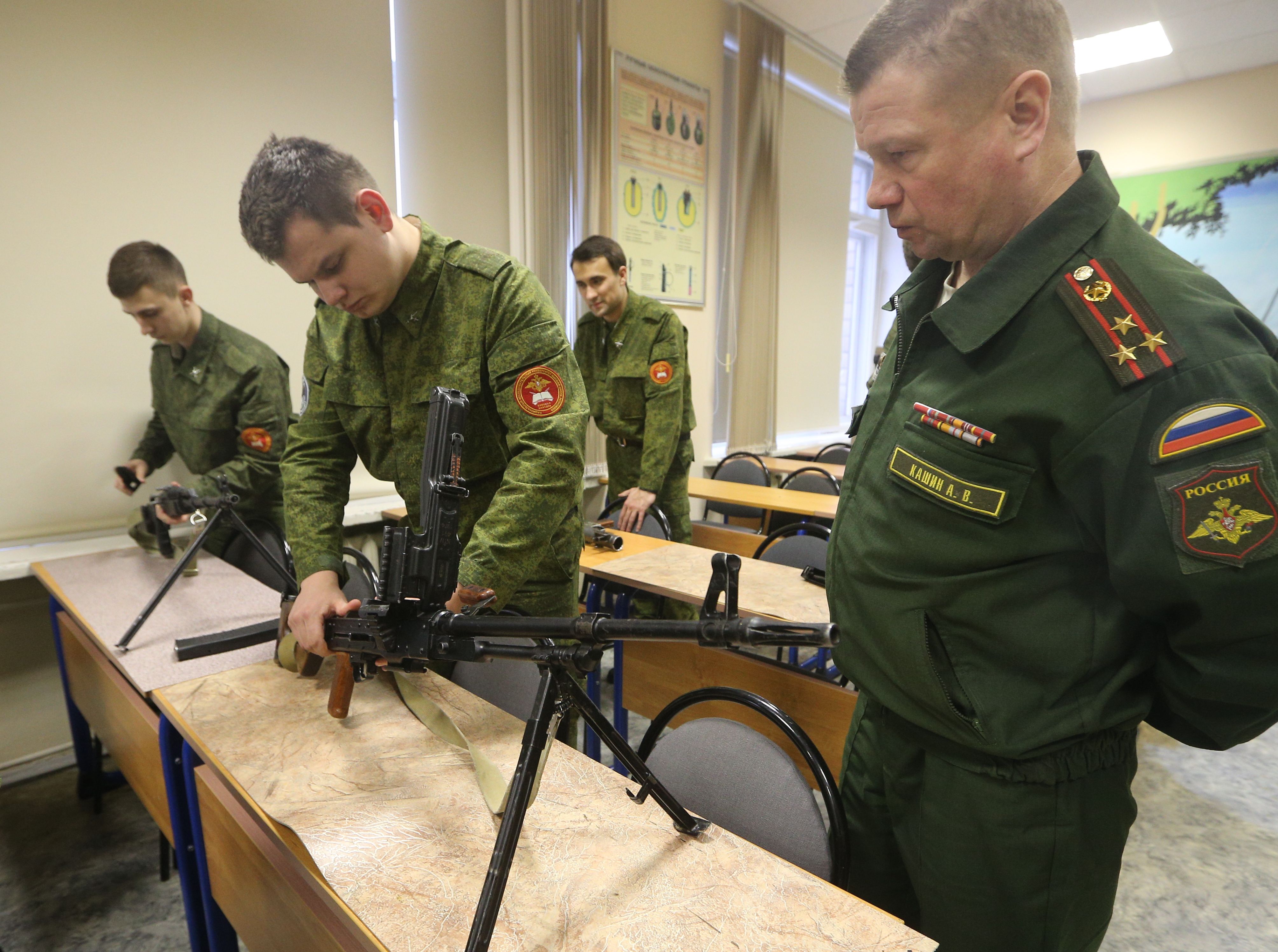 Курсы подготовки офицеров. Занятия на военной кафедре. Занятия в армии. Учебные занятия в армии.