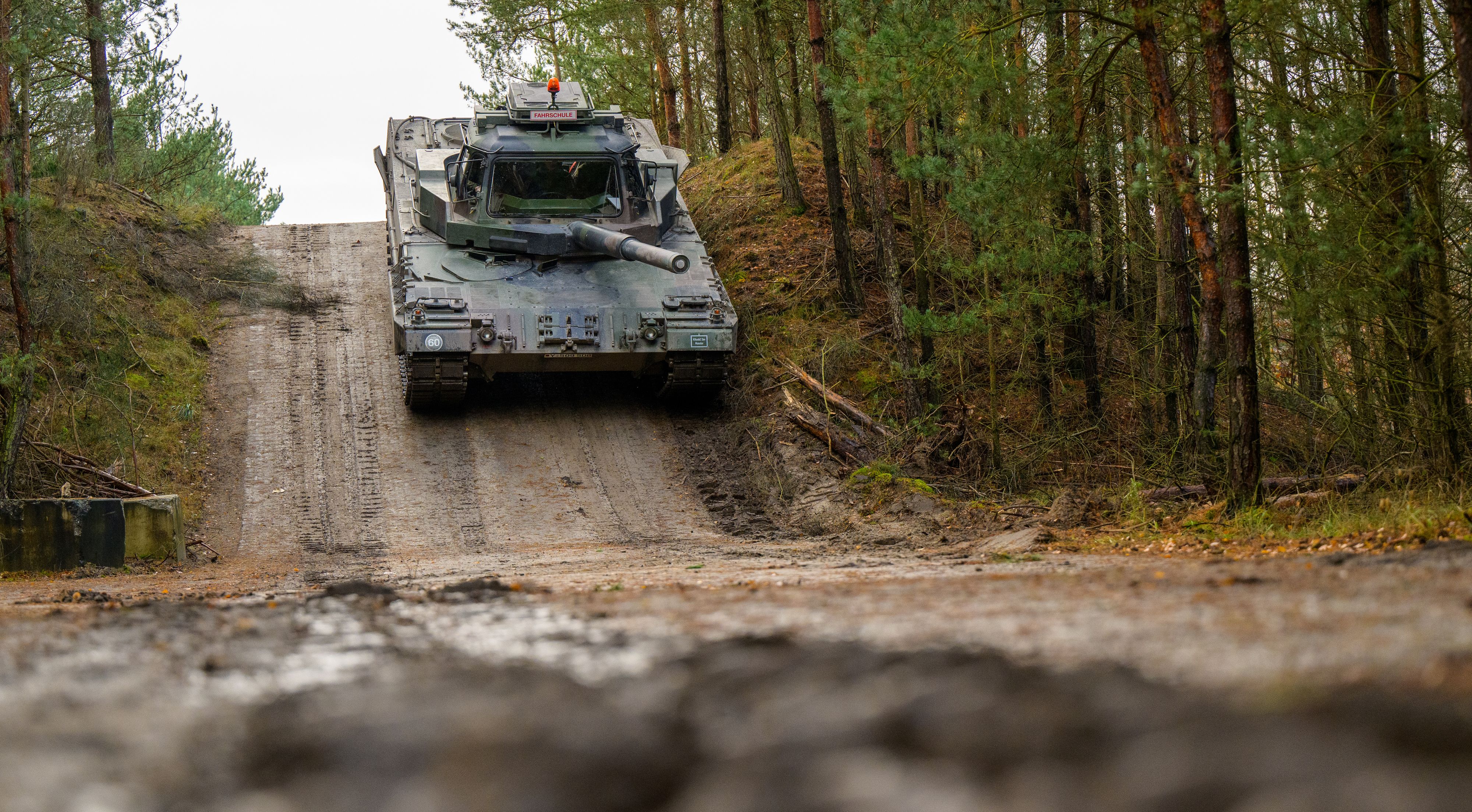 Леопард передали украине. Автомобиль танк. Польский леопард 2. Польские танки. Леопарды контрнаступ.