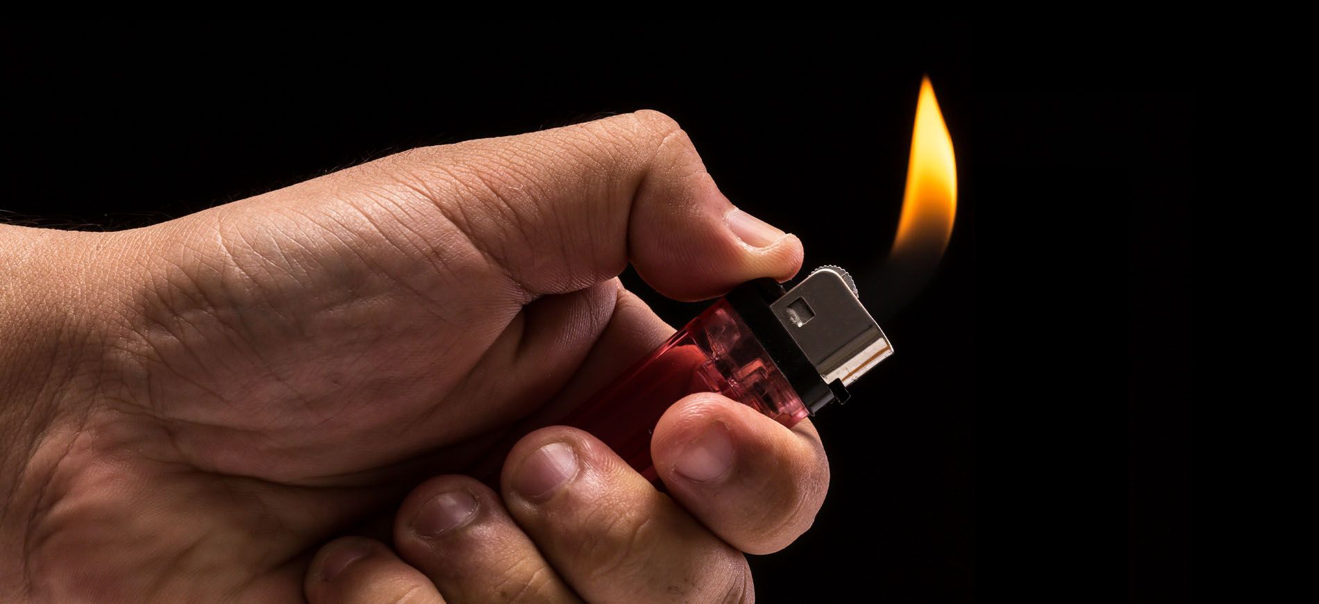 Огни в другой стороне мне. Зажженная спичка. Пламя зажигалки в темноте. Ты не туда идёшь огни в другой стороне мне всё равно я зажгу свои. Спичка с огнем.