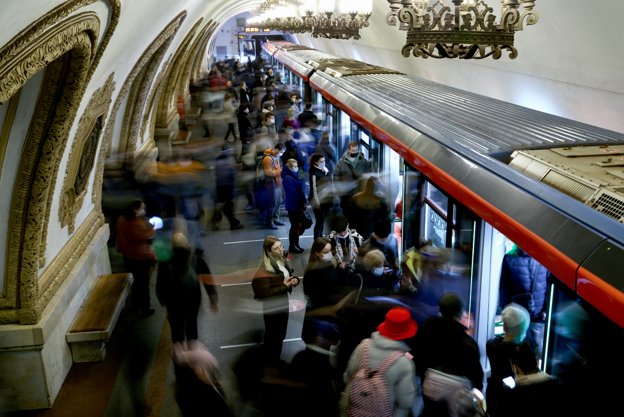 Почему остановилось метро. Метрополитен Москвы. Поезд метро. Станция метро с поездом. ЧП на станции метро Московская