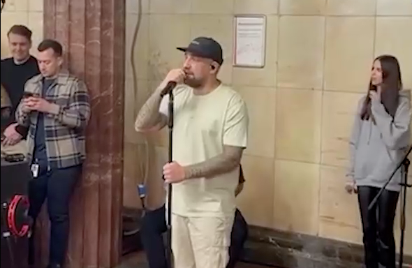 Баста дал концерт в московском метро