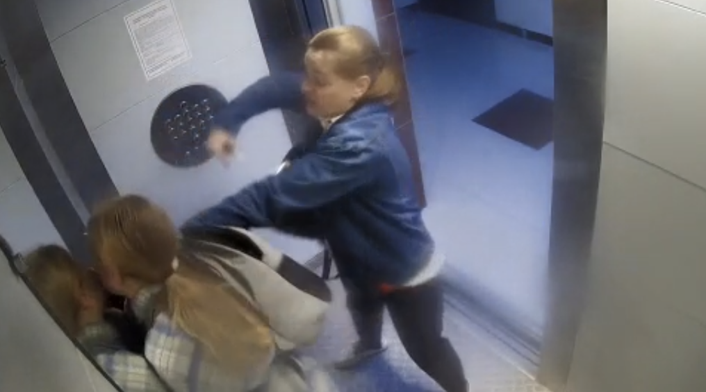 Избил дочку. Женщина избила девочку в лифте. Драка в лифте Краснодар. Камера в лифте