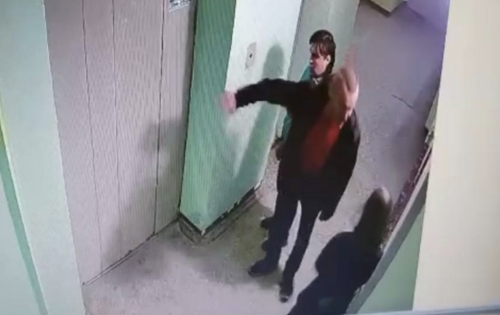 Реальные снимки самоубийства. Семья провожает на фронт. Анекдот про деда. Ты зря обидел меня мой сладкий в моей душе не в новье заплатки. Вдруг дед ударил соседа.