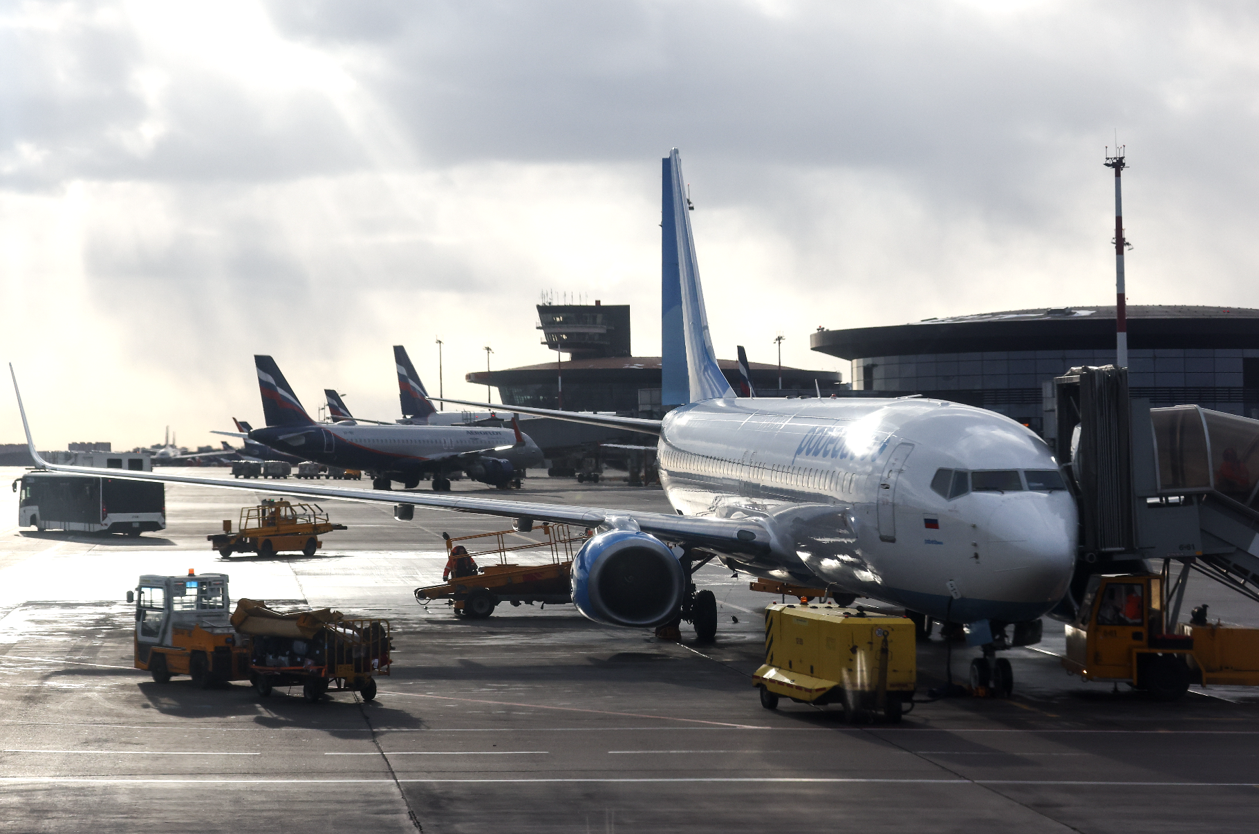 Победа в Шереметьево. Боинг 737 победа Внуково. Шереметьево самолеты. Самолет и аэропорт.