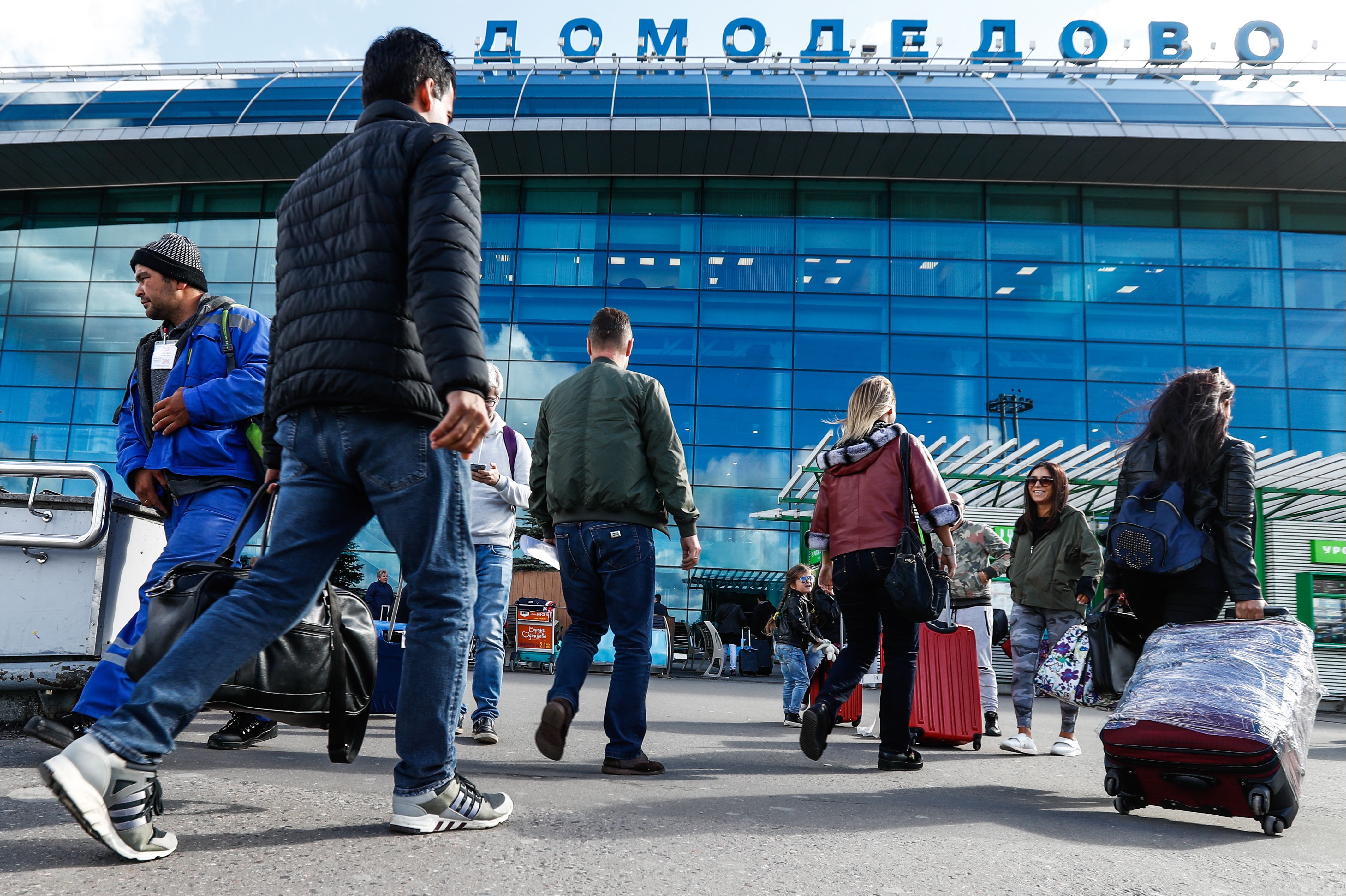 Уехавшие из россии. Почему молодежь уезжает. Почему молодежь уезжает. Почему молодежь уезжает. Картинка уезжает молодежь.