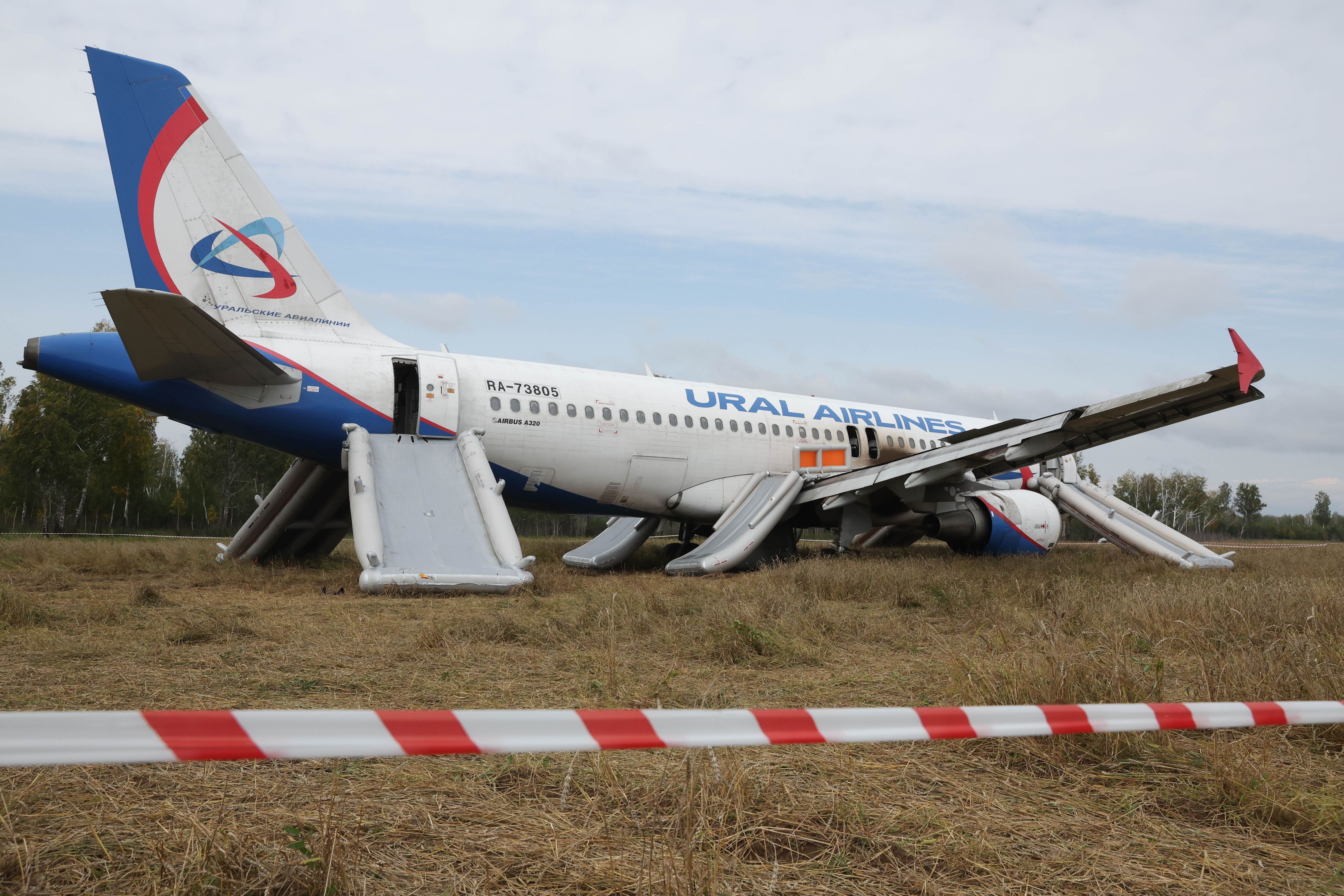 Посадочное поле самолета. Самолет в поле Новосибирск. Самолет в поле Убинское. Самолет в поле в Новосибирске сейчас.