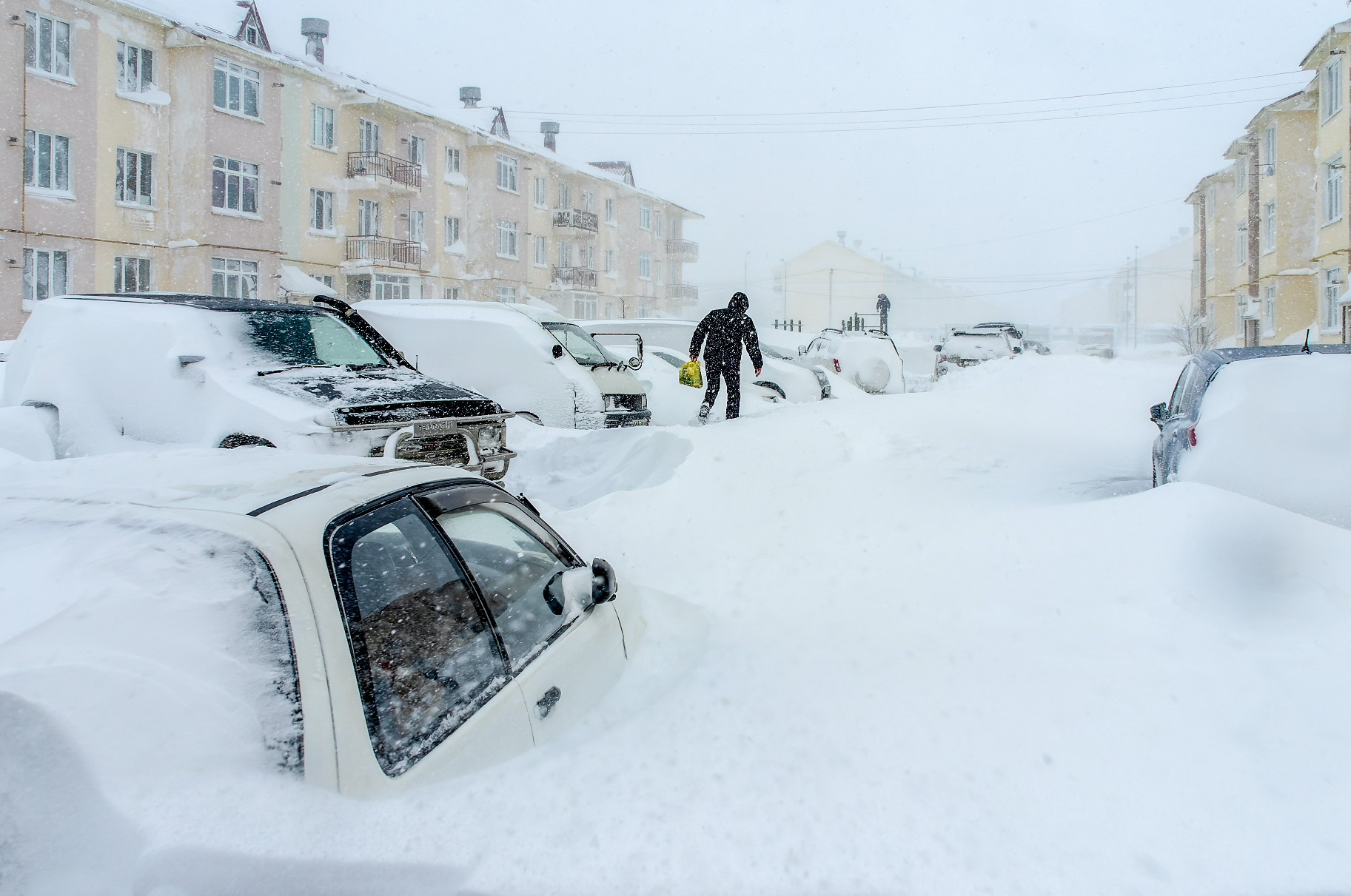 Выпавший снег замело. Южно-Сахалинск сугробы. Снежный циклон Сахалин. Сахалин метель 2022. Снег на Сахалине.
