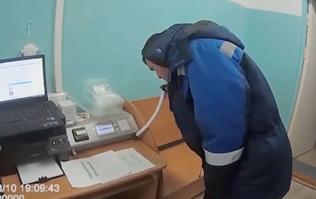 Под стражу в зале суда. Центральный суд арестовал челябинск. Он был под стражей. Заключенный в зале суда. Он был под стражей.