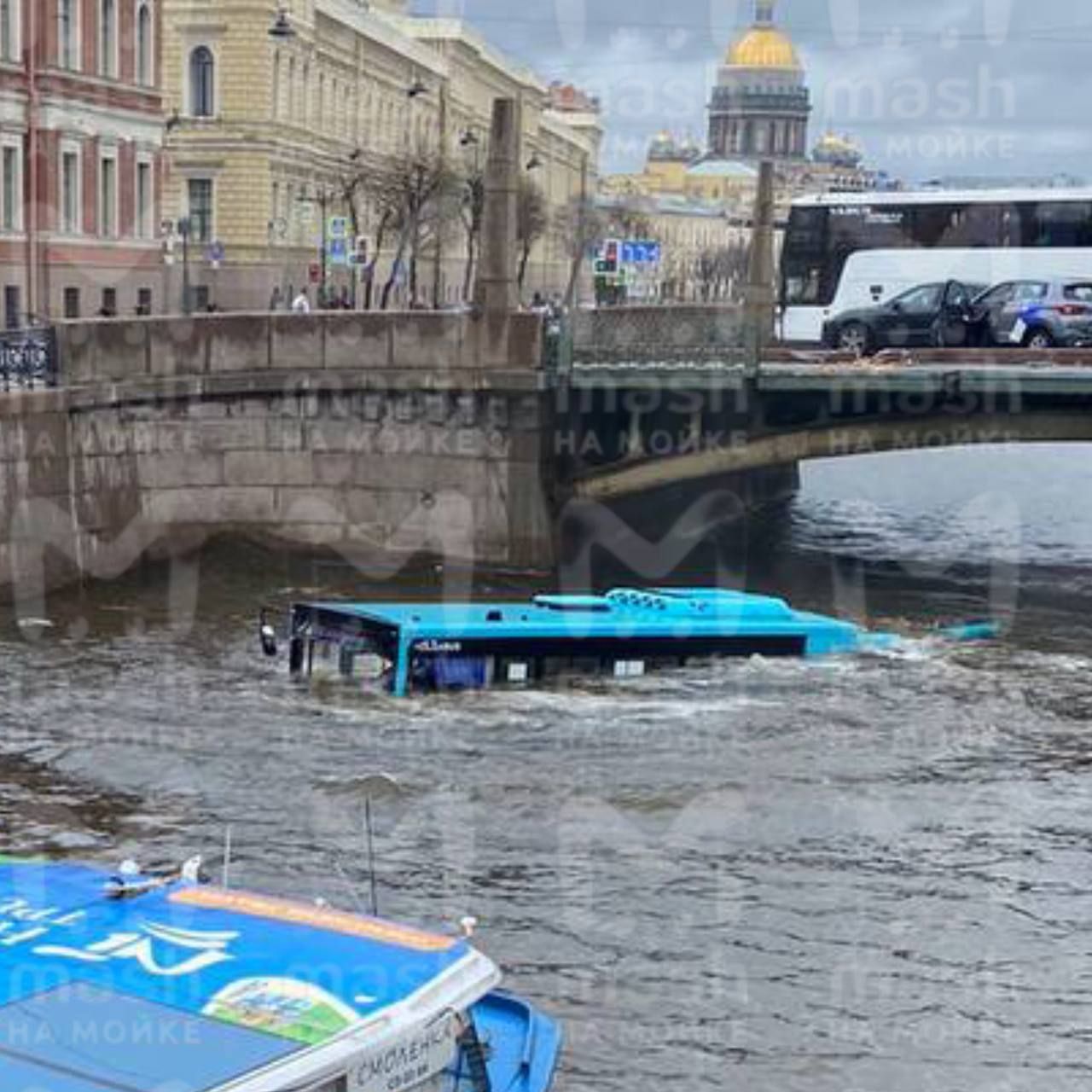 В Петербурге автобус с пассажирами упал в Мойку: видео и подробности