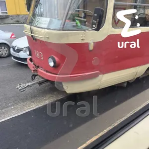 Трамвай сошёл с рельсов в Екатеринбурге, потому что рабочие заасфальтировали пути