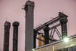 В подмосковном Красногорске при сносе обрушилась часть комплекса "Снежком", есть пострадавший