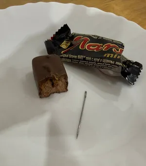 Школьница из Калуги чуть не проглотила иголку в шоколадке "Марс"