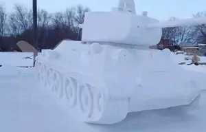 Т-34 из снега в натуральную величину построили дед с внуком в Амурской области