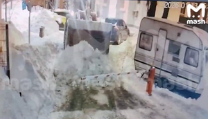 Коммунальщики в Москве завалили снегом выезд из двора и потребовали за уборку 30 тыс рублей