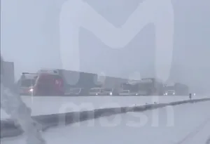 Больше сотни автомобилей застряли в 20-километровой пробке на трассе М4 "Дон" в Подмосковье