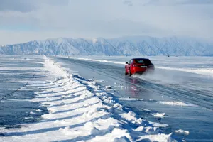 Полный запрет на движение автомобилей по льду Байкала ввели после гибели туристов из Китая