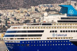Российских туристов с лайнера Celestyal Journey у берегов Катара расселят в отели Дохи