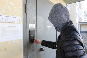 В Липецке вандалы крушат домофоны и устраивают им символические похороны