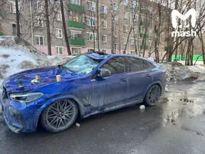 Глыба льда рухнула на BMW X6 на севере Москвы