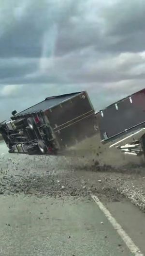 На трассе М5 под Самарой грузовик снесло ветром: видео