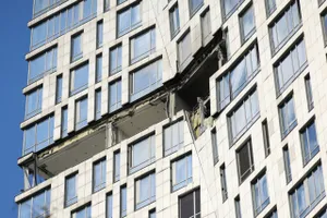 Жильцы высотки на Мосфильмовской улице в Москве, куда влетел БПЛА, потребовали независимую экспертизу