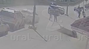 Кусок кровли упал в метре от молодой пары в Асбесте