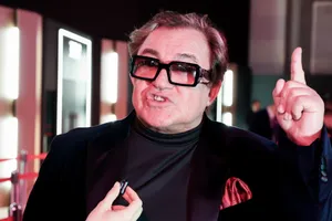 Дмитрий Дибров сбежал из больницы с переломом руки и оставил значок с цитатой Толстого