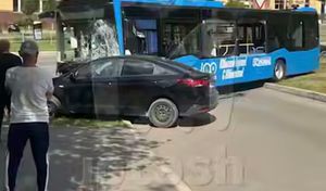Автобус без водителя протаранил легковушку в Челнах