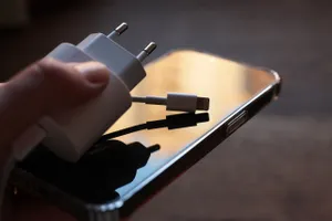В Якутии подросток воткнул в смартфон дешёвую китайскую зарядку и умер