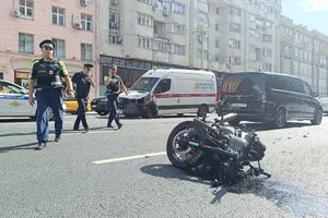 Момент аварии частной скорой и мотоцикла в центре Москвы попал на видео