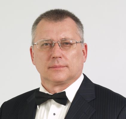 “Алюминий – приоритетный материал для создания скоростных транспортных средств, будь то самолет, поезд, автомобиль или судно. Для скоростных судов он, по сути, единственный. Титан дорогой и трудоёмкий материал, а композитные конструкции имеют ограничения по правилам. Для скоростного судна, как и для других транспортных средств, главное – масса. Больше масса корпуса – меньше полезной нагрузки, топлива. Плюс алюминия – отсутствие коррозии в пресной воде. Следовательно, не требуется вводить запасы на коррозию по толщине деталей”