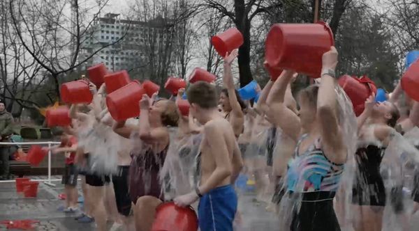 100 калининградцев облились холодной водой в честь 23 Февраля