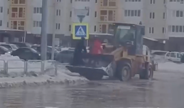 Из-за коммунальной аварии челябинцев через дорогу доставляет трактор