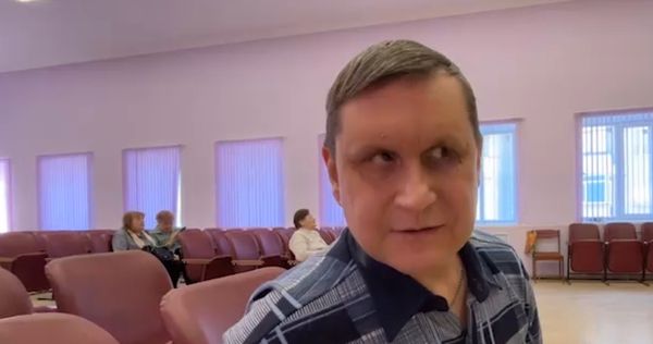 Слепой ростовчанин получил от правительства области сломанный телефон спустя 3 года ожиданий