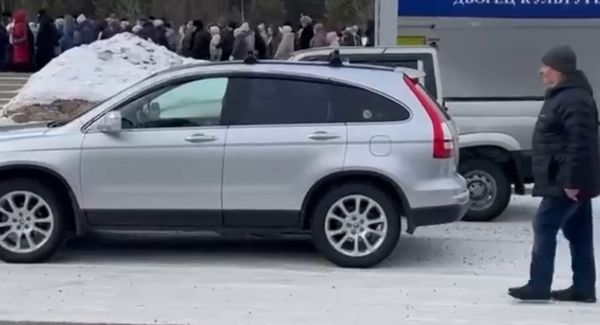 Сотни жителей Саянска пришли попрощаться с мэром Олегом Боровским