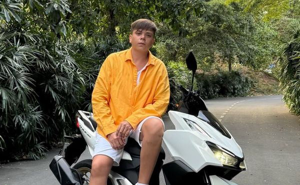 Элвин Грей теряет слух