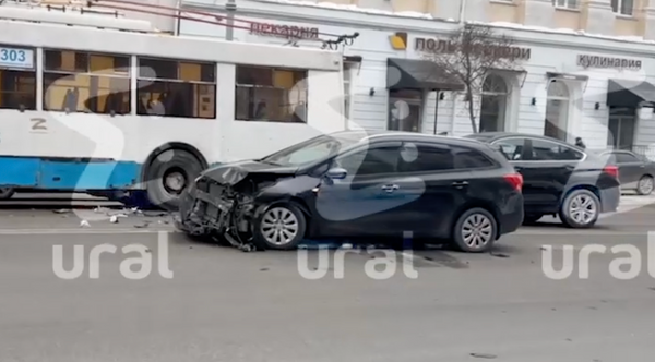 Две машины столкнулись с троллейбусом в центре Екатеринбурга