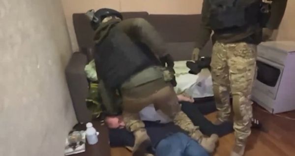 Полицейские вместе с СОБРом накрыли наркопритон в Светлом