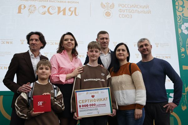 Восьмимиллионному посетителю выставки "Россия" на ВДНХ подарили билеты на матч Россия - Сербия