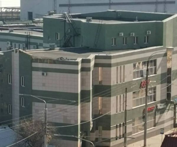 Украинский беспилотник упал на крышу ТЦ около вокзала в Белгороде